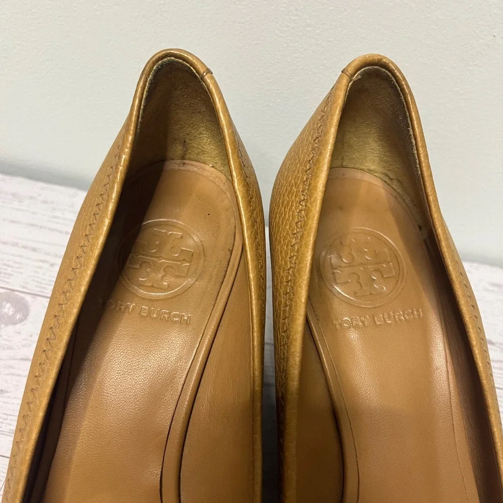 Tory Burch Sally Tan Pebbled Leather Wedge Pumps Logo Medallion 7.5M 50008658.78